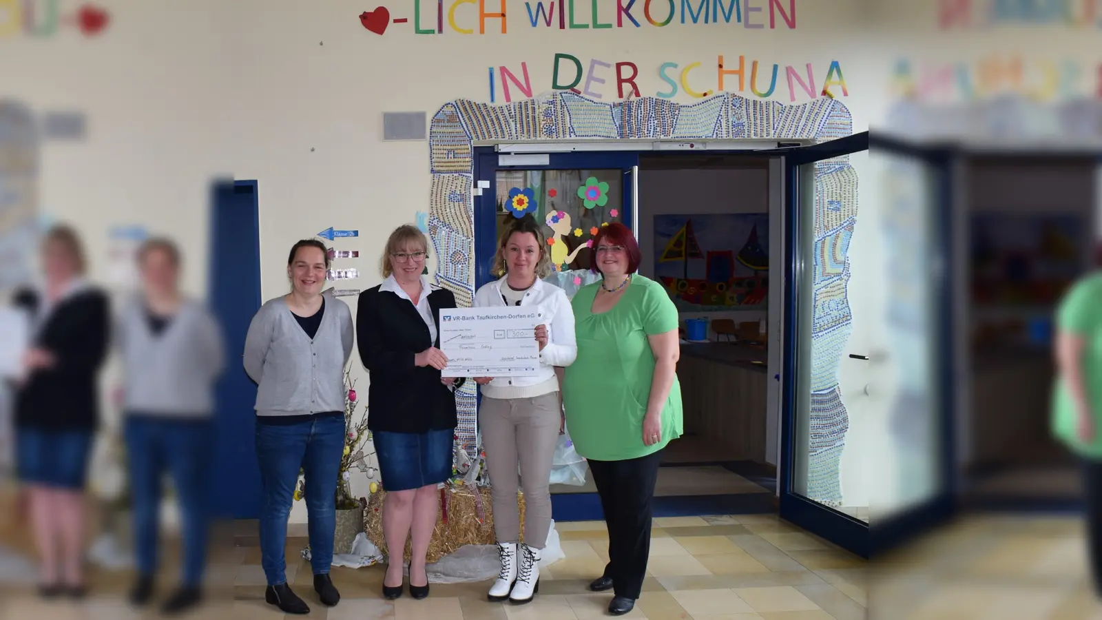  v.l. Elternbeiratsvorsitzende M. Reimann, Frauenhausleiterin S. Irmscher-Grothen, Ideengeberin B. Voigtländer, und komm. Schulleiterein D. Holler bei der Übergabe der Spende für die Kinder des Frauenhauses. (Foto: Danuta Pfanzelt)