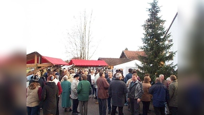 Wenn der Duft von Glühwein und Plätzchen über den Oberhausener Rathausplatz ziehen, weiß jeder: es ist wieder Weihnachtsmarkt. (Foto: mka)