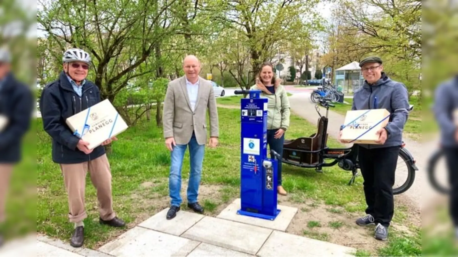 Bürgermeister Hermann Nafziger und Martna Argyrakis, Mobilitätsbeauftragte der Gemeinde Planegg, überreichten ein Dankeschön fürs Pflegen der Radlreparaturstationen an Volker Haberland (links), Projektleiter und Koordinator der Schrauberhütte und Funsport-Inhaber Dirk Oswald (rechts). (Foto: Gemeinde Planegg)