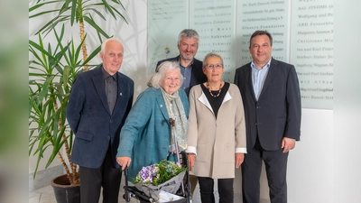 Von links nach rechts: Johann Fahn, Gustava Everding, Sepp Raischl, Renate Salzmann-Zöbeley und der Vorsitzende Leonhard Wagner. (Foto: Verein)