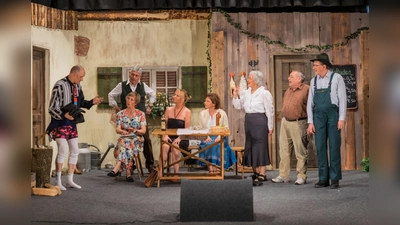 Die Theatergruppe „D’Woifgangla“ hat für die diesjährige Theatersaison das bayerische Lustspiel „Reizende Schwestern“ einstudiert. (Foto: VA)