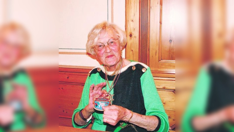 Josefine Bader war die allererste Würmesia-Prinzessin nach dem Krieg und wurde zum Festball mit dem Jahresorden ausgezeichnet. „Wir hatten viele Auftritte. Aber morgens um acht standen wir wieder im Geschäft.“ (Foto: US)