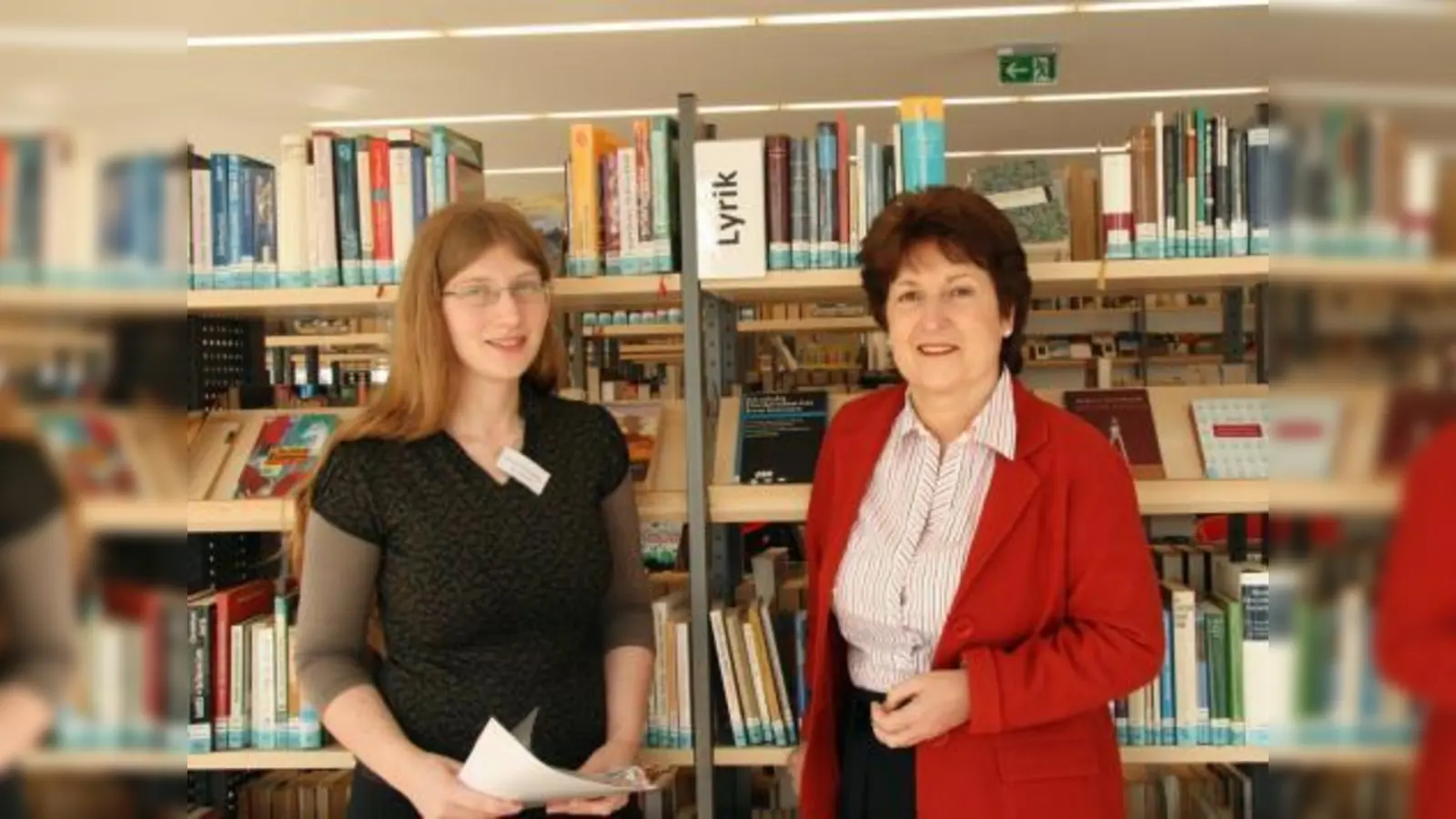 „Hier passiert mehr als in der alten Bücherei.“ Daniela Lehmann und Christine Borst (v.l.) stellten das Büchereiprogramm für die kommenden Monate vor. (Foto: US)