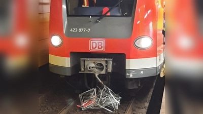 Ein Einkaufswagen im Gleis hat am Montagabend den S-Bahnverkehr auf der Stammstrecke lahmgelegt. Der Verursacher wurde festgenommen. (Foto: Bundespolizei)