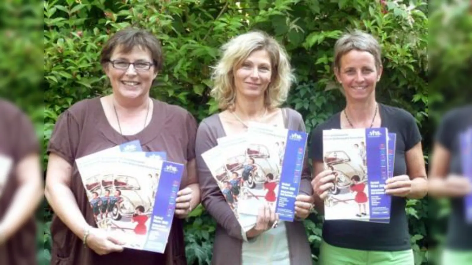 Das druckfrische Herbstprogramm mit dem Werbeplakat aus den Sechzigerjahren auf dem Titel zeigen hier (von links) Verwaltungsmitarbeiterin Jutta Huber, VHS-Geschäftsführerin Evi Seidel und Uta Klose, die bei der Germeringer Volkshochschle für Programmplanung zuständig ist. (Foto: Andrea Franke)