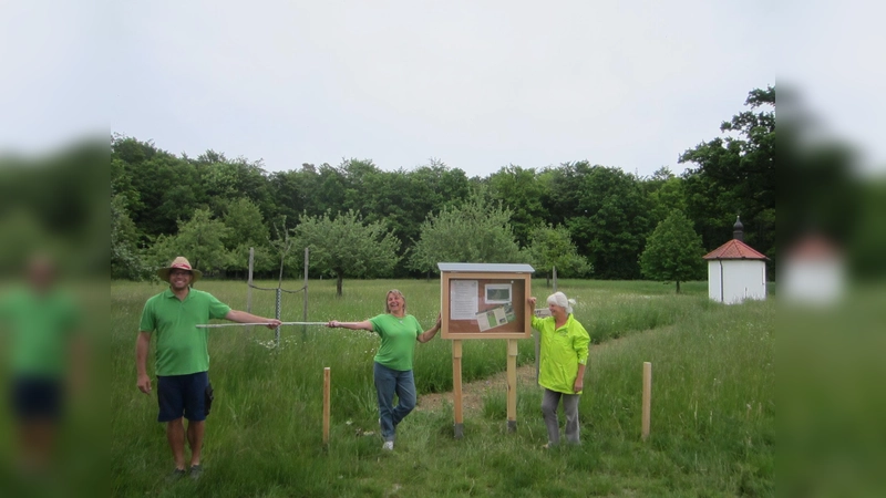 Der Bund Naturschutz hat einen neuen Schaukasten an der BN-Wiese in Forstinning aufgestellt. (Foto: BUND)