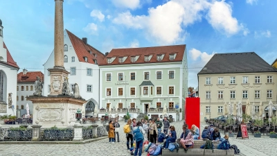 Ein Blick in die Programme der Touristinfo im ASAM unterstreicht das wachsende Interesse am direkten Stadterlebnis - besonders ablesbar beim anhaltenden Zuspruch an Stadtrundgängen. (Foto: Stadt Freising)