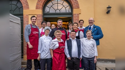 Die neue Wirtin, Katharina Inselkammer (2.v.r. in der 2. Reihe) mit ihrem Team, der „3sine”. (Foto: Gemeinde Oberhaching/ ML Fototeam)