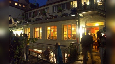 Im EineWeltHaus ist in diesem Sommer wieder Frischluftkino. Oben auf der Terrasse kann man immer freitags Filme genießen. Bei Regenwetter wird die Vorführung ins Haus verlegt. (Foto: EineWeltHaus)
