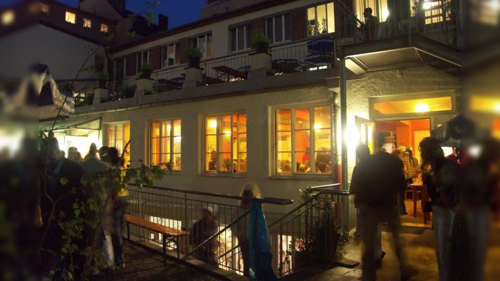 Im EineWeltHaus ist in diesem Sommer wieder Frischluftkino. Oben auf der Terrasse kann man immer freitags Filme genießen. Bei Regenwetter wird die Vorführung ins Haus verlegt. (Foto: EineWeltHaus)