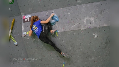 Die Teilnehmer der Bayerischen Boulder Meisterschaften wie hier Anna Lechner, gaben alles, um einen Platz auf dem heiß begehrten Podest zu erlangen.  (Foto: Philipp Pozauer/Stamedia)
