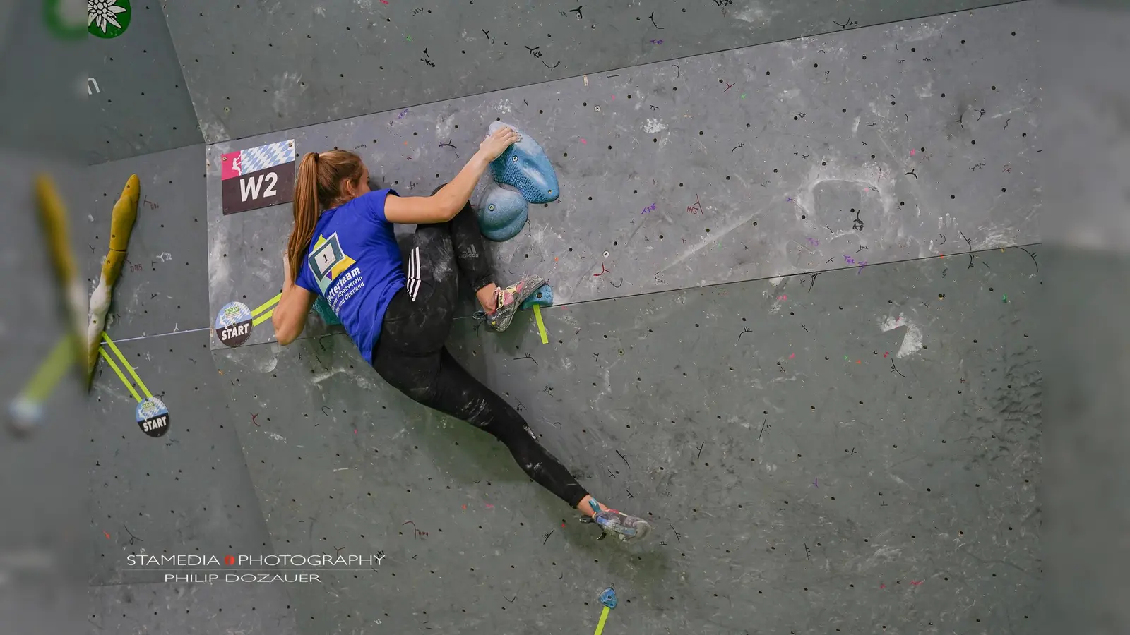 Die Teilnehmer der Bayerischen Boulder Meisterschaften wie hier Anna Lechner, gaben alles, um einen Platz auf dem heiß begehrten Podest zu erlangen.  (Foto: Philipp Pozauer/Stamedia)