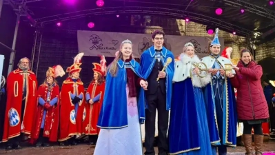 Von Bürgermeisterin Verena Dietl (r.) bekam das neue Prinzenpaar, Samantha I. und Stefan I. (2.u.3. v. r), den Stadtschlüssel überreicht. Seine Regentschaft geht bis zum Aschermittwoch.  (Foto: Gunnar Jans)