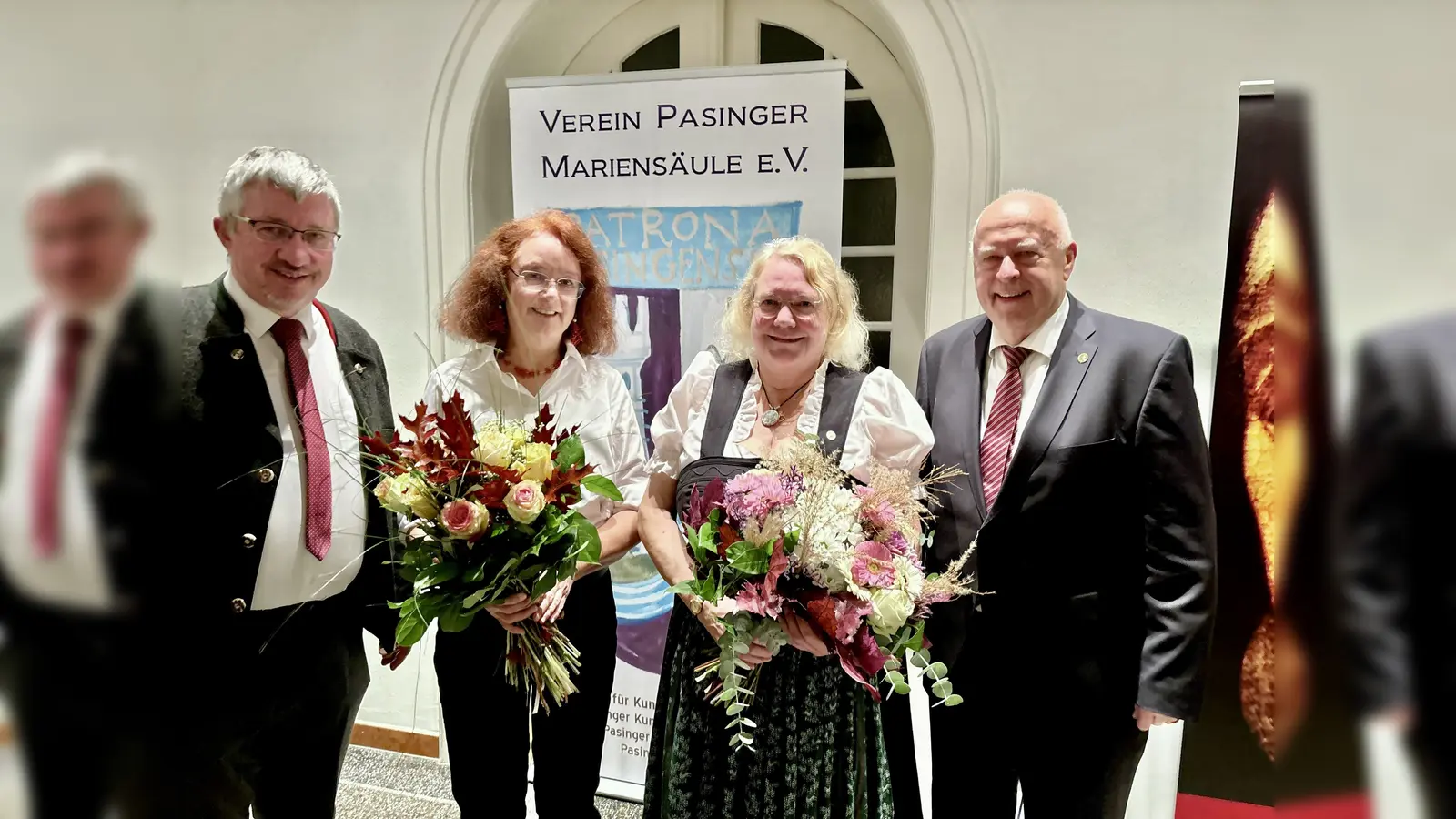 2024 fand das letzte Wildessen statt: die Vorstandsmitglieder Christian Müller und Thomas Schmatz (v.l.) überreichten Blumen an die Schirmherrin Barbara Kuhn und Maria Osterhuber-Völkl (v.r.). (Foto: Ulrike Seiffert)