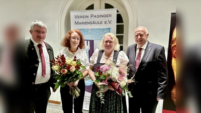 2024 fand das letzte Wildessen statt: die Vorstandsmitglieder Christian Müller und Thomas Schmatz (v.l.) überreichten Blumen an die Schirmherrin Barbara Kuhn und Maria Osterhuber-Völkl (v.r.). (Foto: Ulrike Seiffert)