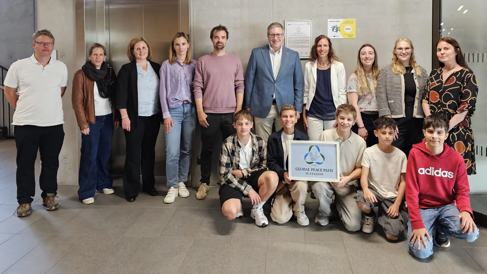 Die Schüler Benedikt Lombardi, Marco Castellone, Benjamin Ernst, Daniele Lombardi und Luca Özhan (vorne von links) mit (hinten von links) Paul Göttlich und Susanne Ripper (Förderverein GMK), den Lehrerinnen Cornelia Klink und Caroline Schorer, Manuel Liebig (KJR), Schulleiter Tobia Berlinger, Dr. Petra Rauschert (LMU) sowie den Lehrerinnen Anna-Chiara Schlemer, Nicola Schweiger und Anna Lenhardt. (Foto: Landratsamt Dachau, Sina Török)