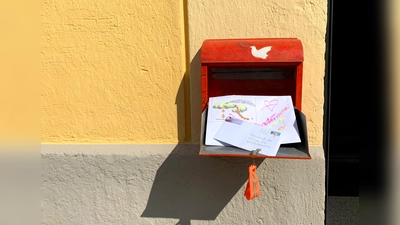 In Giesing hängt der Poesiebriefkasten, der zur Zeit vor allem Virus-Gedichte bekommt. (Foto: Poesieboten)