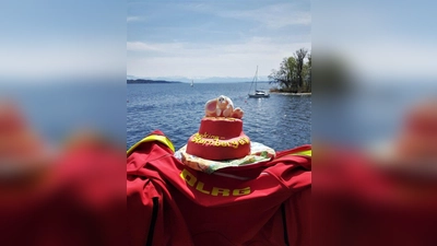 Der Osterkuchen wird transportiert. (Foto: DLRG Pöcking-Starnberg e.V.)