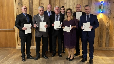 Landrat Christoph Göbel zeichnete sieben besonders aktive Mitstreiter der Lochhamer Laien-Bauern-Bühne aus. (Foto: hw)