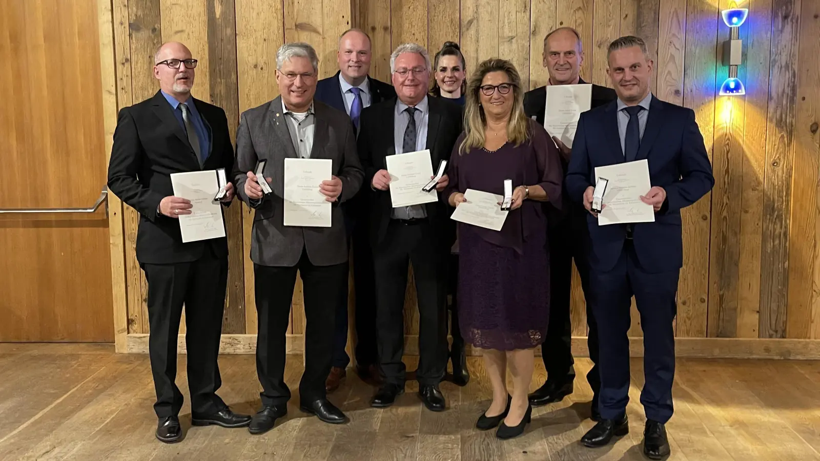 Landrat Christoph Göbel zeichnete sieben besonders aktive Mitstreiter der Lochhamer Laien-Bauern-Bühne aus. (Foto: hw)