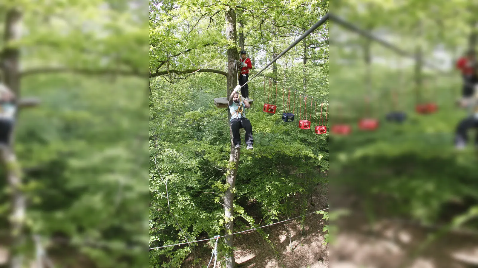 Im August bietet der Jugendtreff AKKU ein Ausflug zum Kletterwald nach Grünwald an. (Foto: VA)