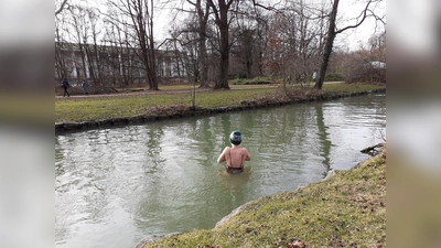 Gleich nach dem Eintauchen, sagt Eisbach-Eisbaderin Laura, spürt man die Kälte noch nicht. Der Schmerz kommt erst ein paar Sekunden später. Eine Mütze schützt den Kopf vor schnellem Wärmeverlust.  (Foto: mha)