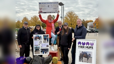Beim Tag der „Retter &amp; Helfer” übergab das Volksmusik-Duo Marianne und Michael einen Spendenscheck über 5.000 Euro an den Verein „Vier Hufe”, vertreten durch Thomas Beck, Stephanie Fesl-Beck, Lena Sauer (Vorstand) und dem Bürgermeister von Vaterstetten, Leonhard Spitzauer. (Foto: Vier Hufe)