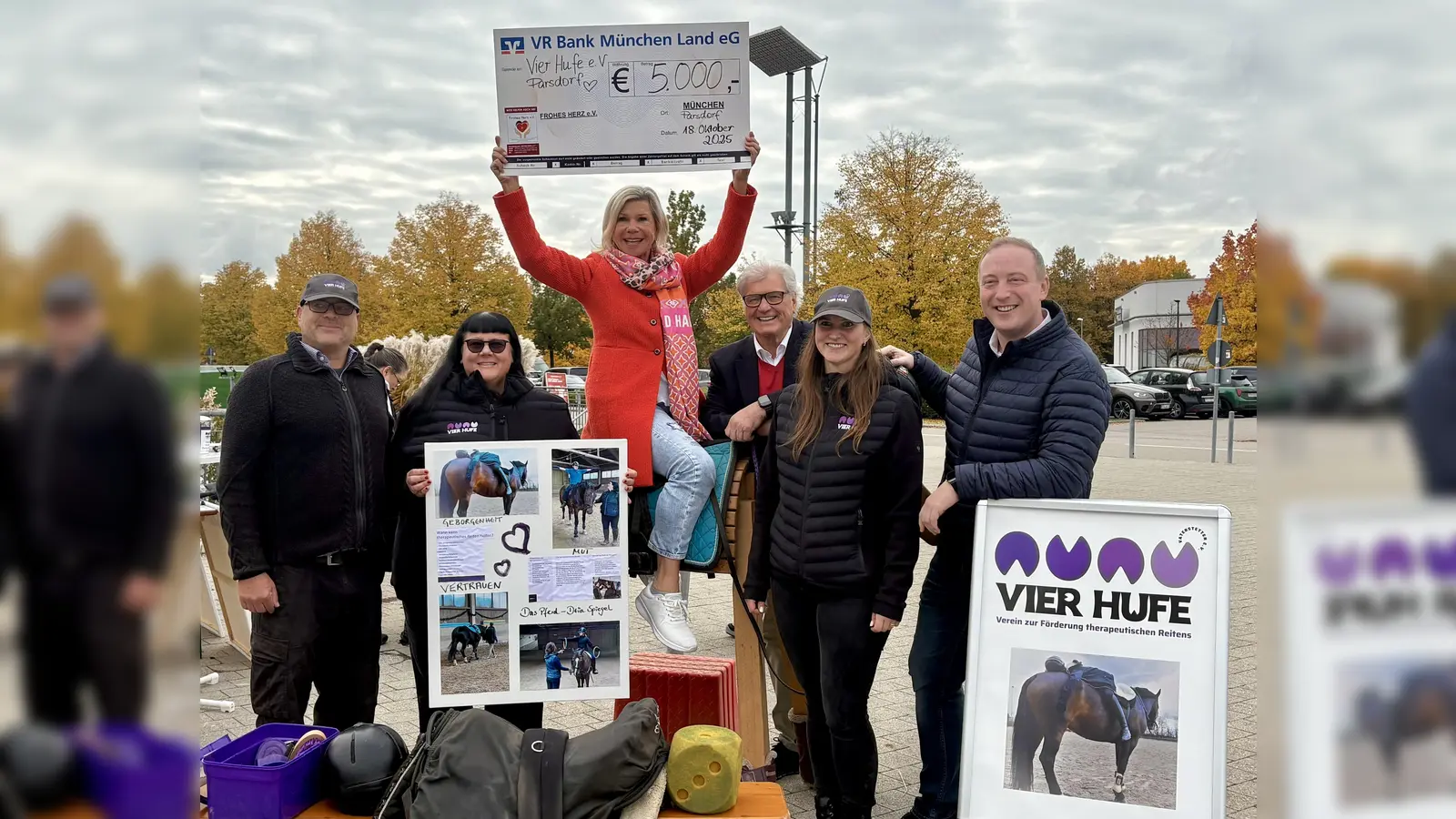 Beim Tag der „Retter &amp; Helfer” übergab das Volksmusik-Duo Marianne und Michael einen Spendenscheck über 5.000 Euro an den Verein „Vier Hufe”, vertreten durch Thomas Beck, Stephanie Fesl-Beck, Lena Sauer (Vorstand) und dem Bürgermeister von Vaterstetten, Leonhard Spitzauer. (Foto: Vier Hufe)