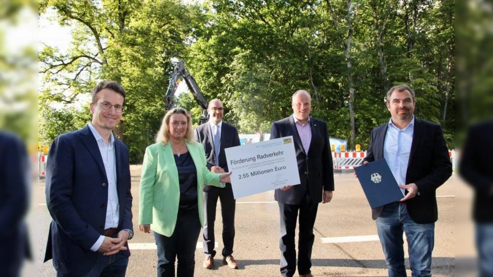 Ministerin Kerstin Schreyer überreichte den Scheck des Bundes über 2,55 Millionen Euro an die Landräte Stefan Frey (l.) und Christoph Göbel (2.v.r.). Die Bundestagsabgeordneten Michael Kießling (Mitte) und Florian Hahn (r.) kamen als Gäste zum Spatenstich. (Foto: us)