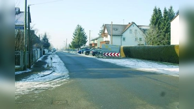 Im Sommer wird der Paul-Ehrlich-Weg zwischen Parrot- und Hauseggerstraße ausgebaut. Fußgänger und Radfahrer teilen sich in Zukunft eine zweieinhalb Meter breite Gehbahn. (Foto: ls)