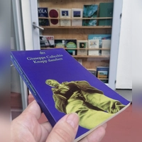 „Knapp daneben” im Bücherfenster an der Ligsalzstraße: Der Roman über den jungen Walter erzählt mitreißend und bissig von Unsicherheit, von Ängsten, von Problemen und von Einsamkeit. (Foto: job)
