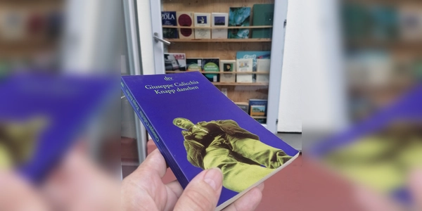 „Knapp daneben” im Bücherfenster an der Ligsalzstraße: Der Roman über den jungen Walter erzählt mitreißend und bissig von Unsicherheit, von Ängsten, von Problemen und von Einsamkeit. (Foto: job)