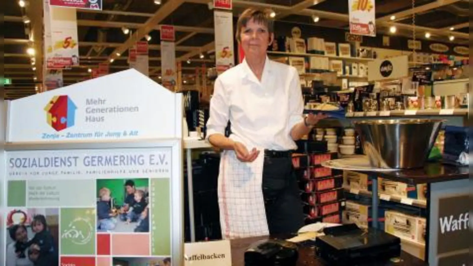 Heide Weiland vom Sozialdienst Germering am Waffelstand im Möbelhaus Höffner. (Foto: pi)