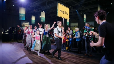 Große Freude: Die Huglfinger Delegation bei der Preisverleihung in Berlin.  (Foto: Bundesministerium für Ernährung und Landwirtschaft )