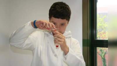 Das Thema „Chemie für kids in der Küche” hatte an der Carl-von-Linde-Realschule gewaltigen Zulauf. Der 12-jährige Alexander experimentiert höchst sorgfältig mit Schokolinsen. (Foto: tg)