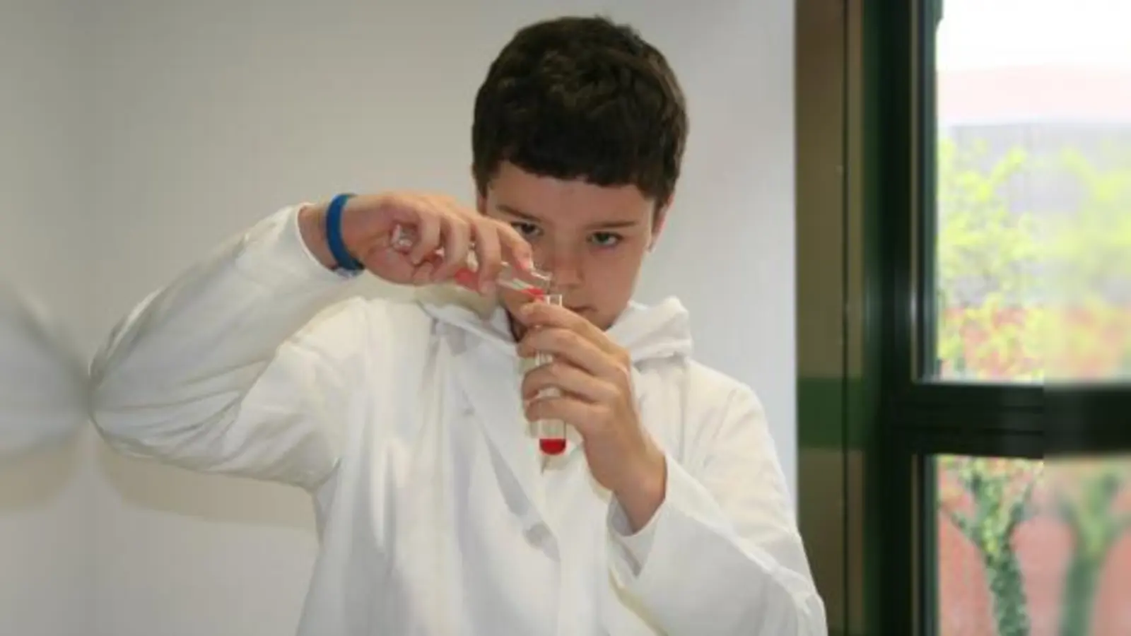 Das Thema „Chemie für kids in der Küche” hatte an der Carl-von-Linde-Realschule gewaltigen Zulauf. Der 12-jährige Alexander experimentiert höchst sorgfältig mit Schokolinsen. (Foto: tg)