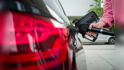 Nach Faschbetankung keinesfalls den Motor starten. Auch die Fahrertüre sollte zu bleiben.  (Foto: ADAC/ Martin Hangen)