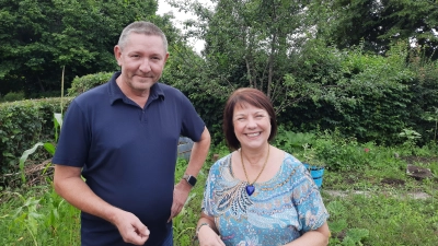 Die SPD-Landtagsabgeordnete Diana Stachowitz besuchte bei ihrer Tour durch den Münchner Norden auch zahlreiche Kleingartenanlagen. Hier ist sie im Gespräch mit Kleingarten-Vereinsvorsitzendem Jörg Schnöring. (Foto: Stachowitz)
