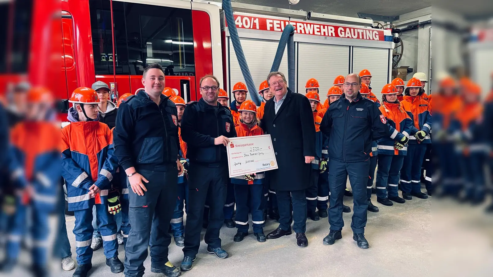 Rotary-Präsident Dr.Udo Hesse (2. v. r.) übergibt dem 1.Vorstand der Feuerwehr Gauting, Martin Strasser (3.v.r), Feuerwehr-Kommandant Alexander Jung (1. v. r) und Jugendwart Cedric Jaquet (1. v. l) den Spendenscheck. (Foto: red)