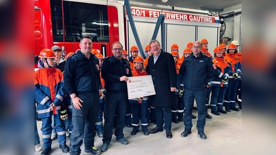 Rotary-Präsident Dr. Udo Hesse (2. v. r.) übergibt dem 1.Vorstand der Feuerwehr Gauting, Martin Strasser (3.v.r), Feuerwehr-Kommandant Alexander Jung (1.v.r.) und Jugendwart Cedric Jaquet (1.v.l.) den Spendenscheck. (Foto: red)