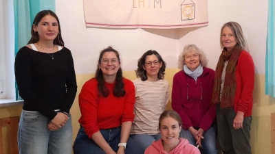 Haupt- und ehrenamtliche Mitarbeiter engagieren sich im Familienzentrum Laim für die Familien im Viertel. Im Bild von links: Laura Kloos, Anja Bloch, Christiane Finger, Angelika Mayer, Christiane Rolny (Leiterin) und Verena Baumann (vorne). (Foto: Familienzentrum Laim)