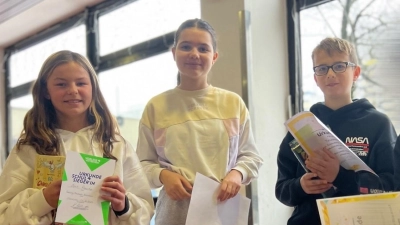 Die Finalisten des Vorlesewettbewerbs der Georg-Büchner-Realschule freuen sich über Urkunden und Büchergeschenke. Leonie (links im Bild), wurde als beste Vorleserin gekürt. Im Bild mit den Finalisten Katja und Tom. (Foto: GBR)