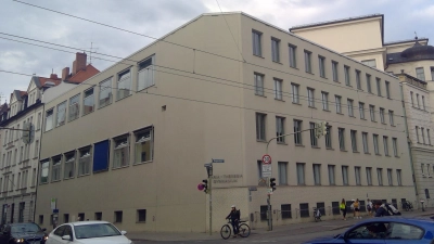 Das Maria-Theresia-Gymnasium am Regerplatz lädt zu einem Vortrag ein. (Foto: bas)