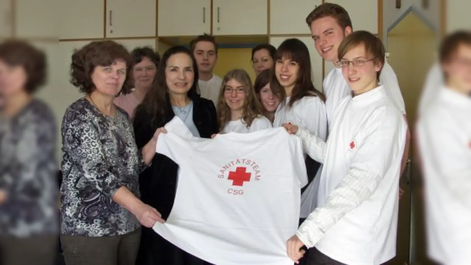 Mit den neuen T-Shirts kann man die Mitglieder des CSG-Sanitätsteams schnell erkennen; das finden neben den Schülerinnen und Schülern auch (v.l.) Elternbeirätin Martina Bruns, Lehrerin Karin Eck als Leiterin des Saniteams, Kunstlehrerin Petra Liebl-Osborne sowie (hinten) Monika Nickel von der Schulleitung. (Foto: Eva Schraft)