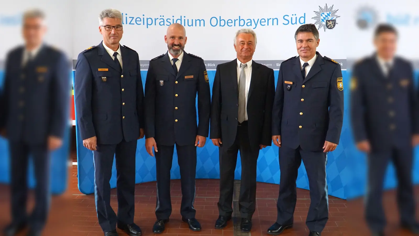 Beim feierlichen Amtswechsel in der Polizeiinspektion Holzkirchen (v.l.) Polizeivizepräsident Frank Hellwig, Polizeihauptkommissar Christian Gollwitzer, Erster Polizeihauptkommissar Johann Brandhuber und Polizeipräsident Manfred Hauser. (Foto: Polizeipräsidium Oberbayern Süd )