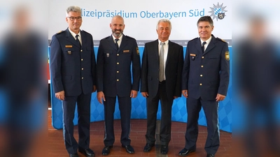 Beim feierlichen Amtswechsel in der Polizeiinspektion Holzkirchen (v.l.) Polizeivizepräsident Frank Hellwig, Polizeihauptkommissar Christian Gollwitzer, Erster Polizeihauptkommissar Johann Brandhuber und Polizeipräsident Manfred Hauser. (Foto: Polizeipräsidium Oberbayern Süd )