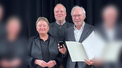 Für seine langjährigen Verdienste für den Tennisclub Großhesselohe wurde Roland Benedikt (r.) geehrt. Es gratulierten Pullachs Bürgermeisterin Susanna Tausendfreund und Landrat Christoph Göbel.  (Foto: hw)