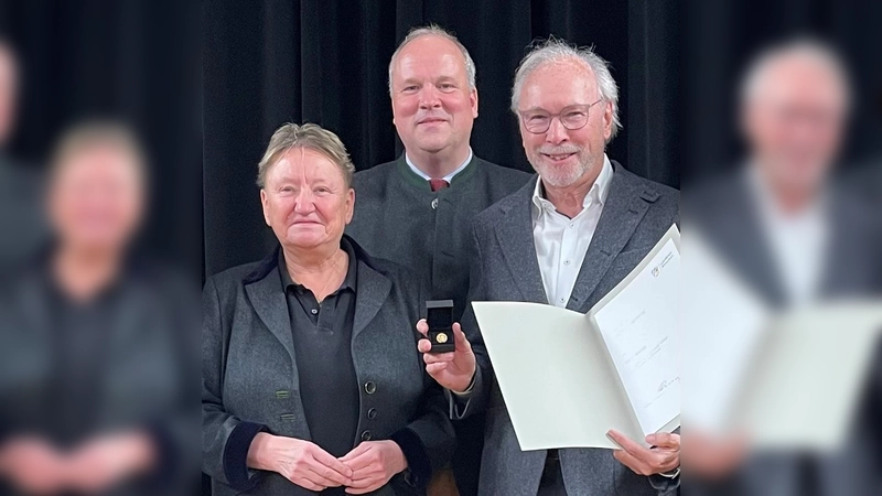 Für seine langjährigen Verdienste für den Tennisclub Großhesselohe wurde Roland Benedikt (r.) geehrt. Es gratulierten Pullachs Bürgermeisterin Susanna Tausendfreund und Landrat Christoph Göbel.  (Foto: hw)