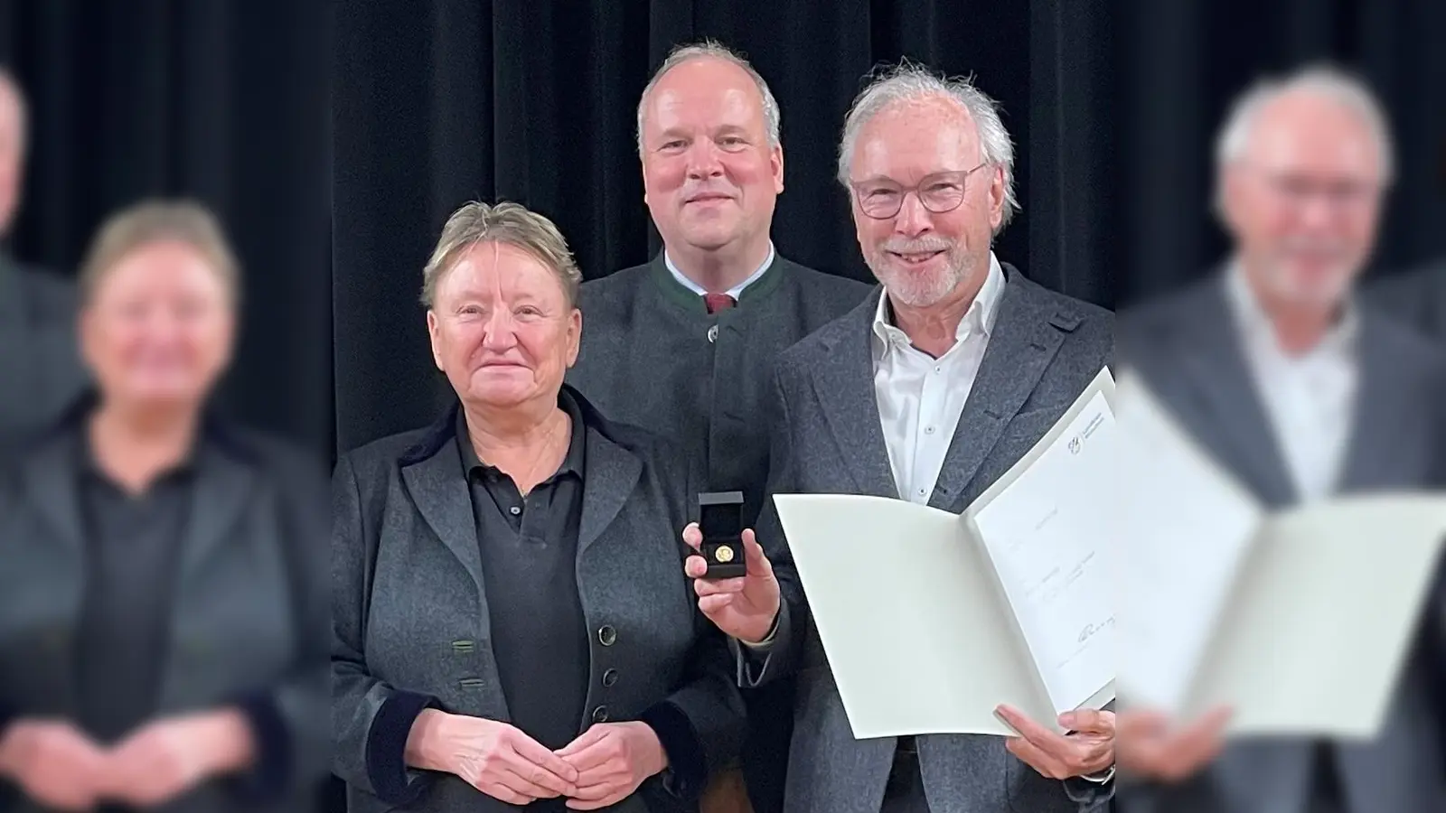 Für seine langjährigen Verdienste für den Tennisclub Großhesselohe wurde Roland Benedikt (r.) geehrt. Es gratulierten Pullachs Bürgermeisterin Susanna Tausendfreund und Landrat Christoph Göbel.  (Foto: hw)
