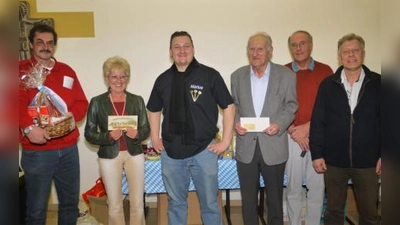 Bei der Siegerehrung nach dem Schafkopfturnier: (von links) Otto Strobl, Gewinnerin Eva Scharl, Marius Schmauß, Helmut Ocker, Organisator Hartmut Krause und Manfred Rickert vom Maibaum-Verein. (Foto: Alfred Lehmann)